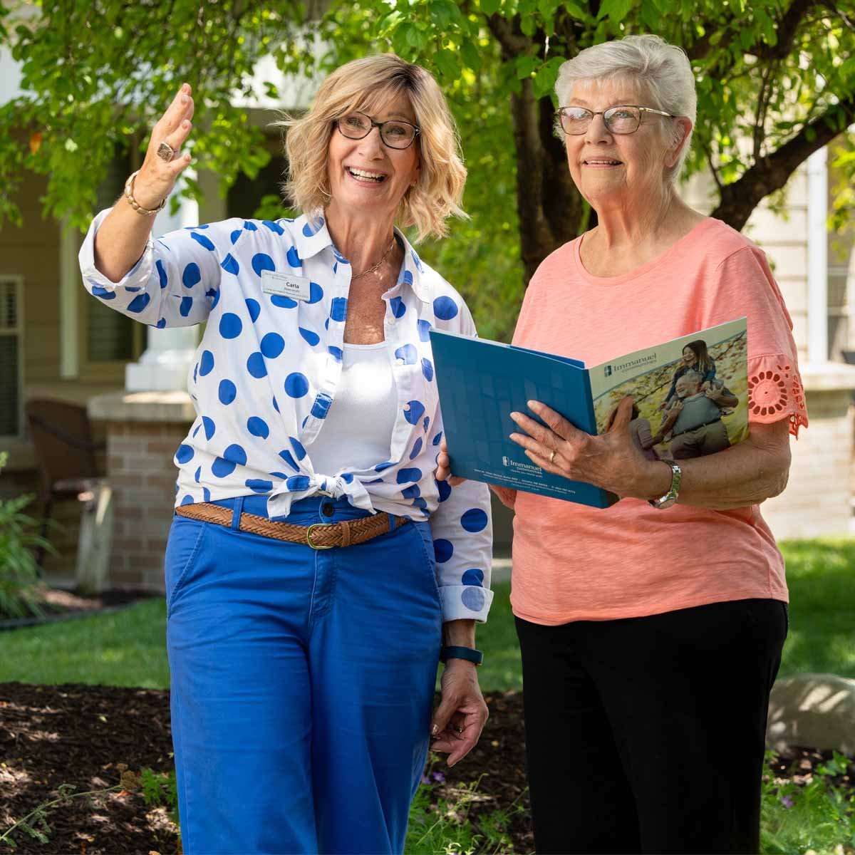 employee-shows-senior-the-community-1200x1200