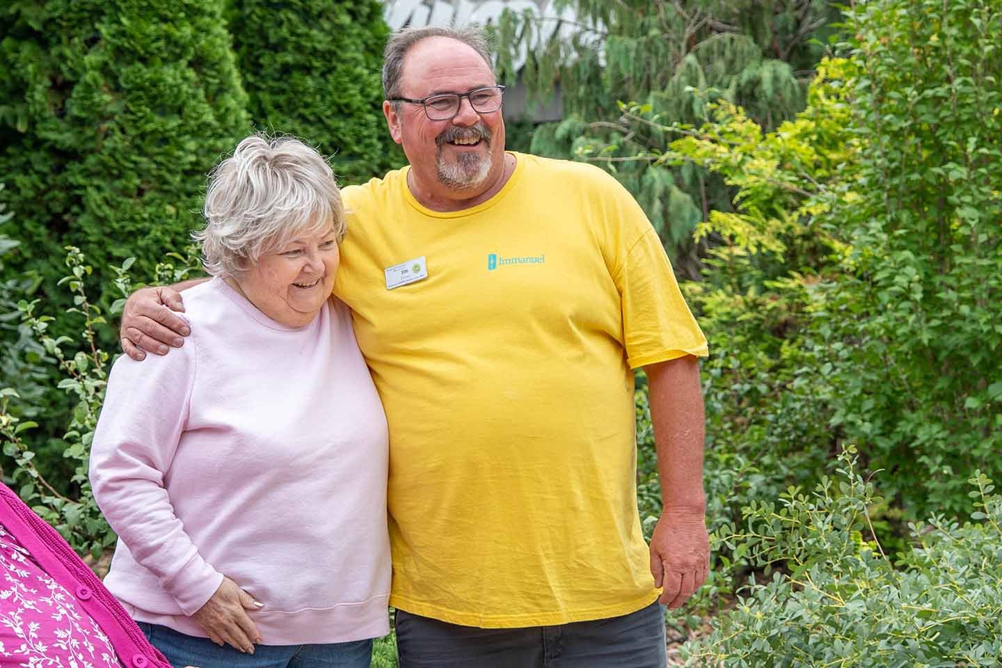 Immanuel employee with a resident at the Omaha zoo.