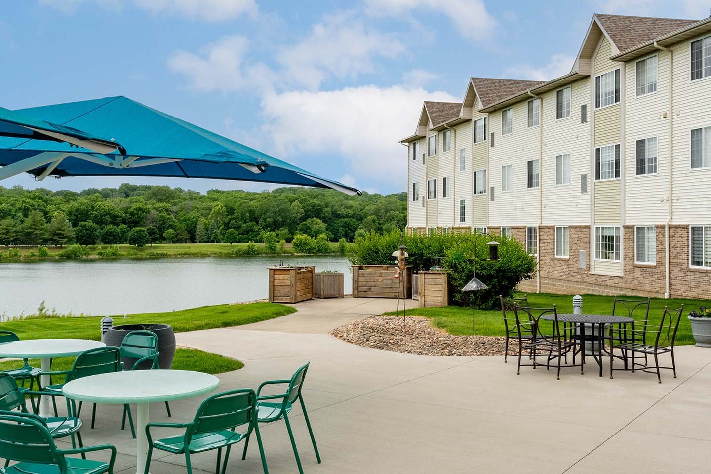 copper-shores-village-patio-lake-view-1440x960