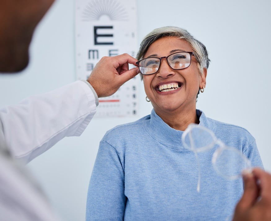 women-visiting-eye-doctor-874x714